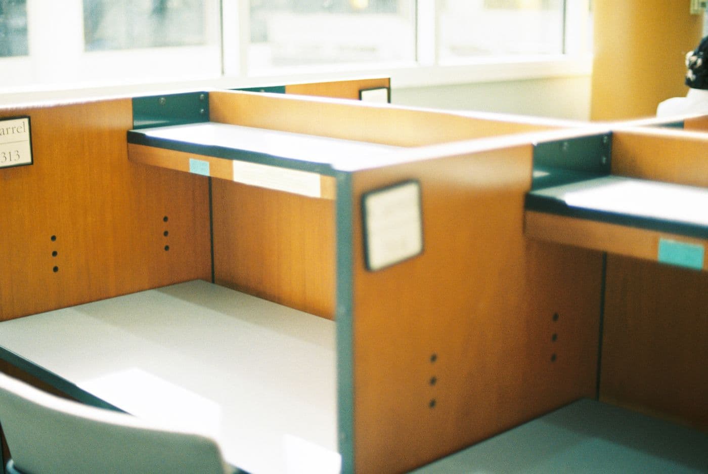 Postes de travail ordonnés près d’une grande fenêtre lumineuse
