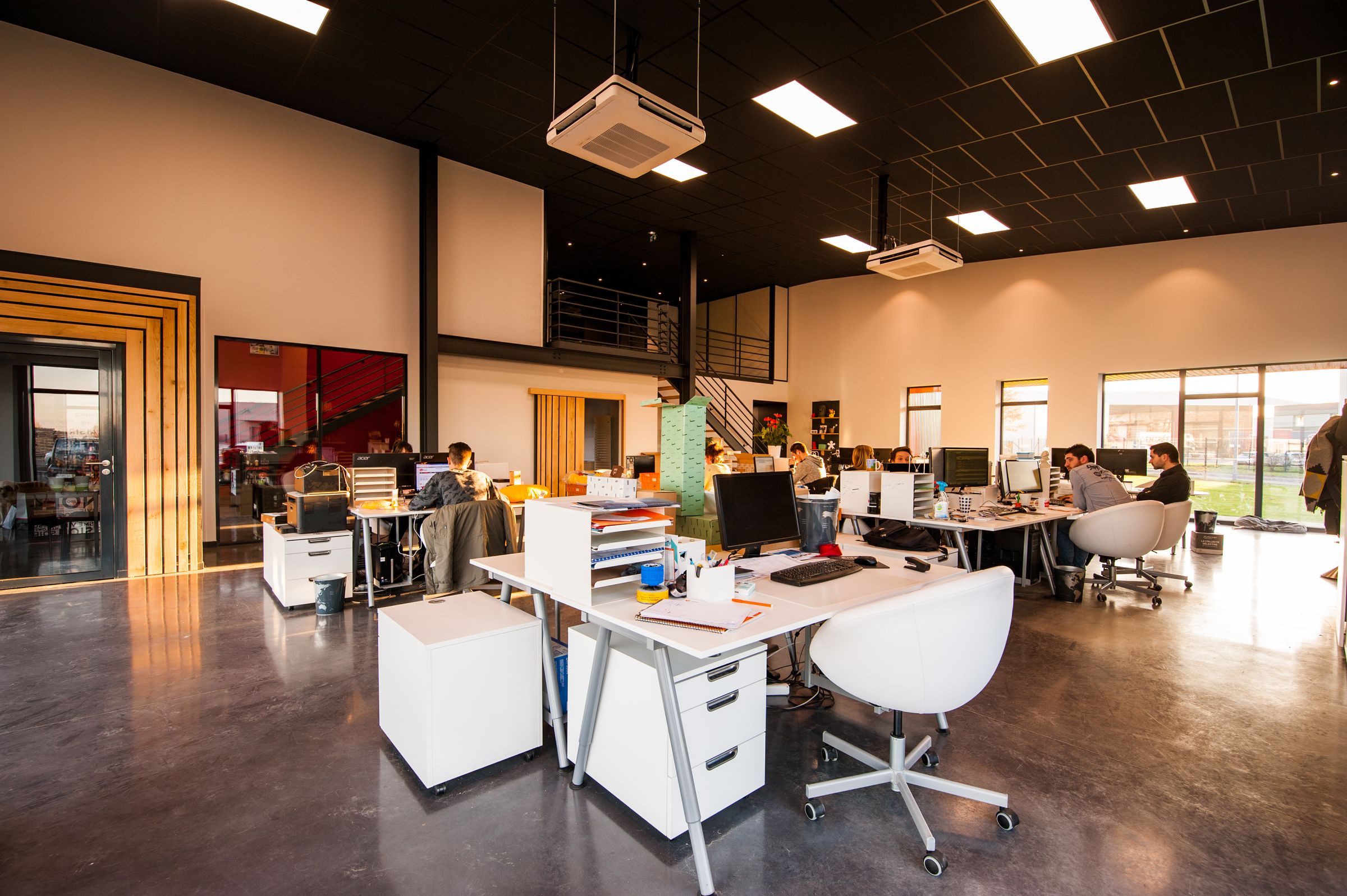 Étage de bureaux contemporain avec postes de travail et aires de réunion propres