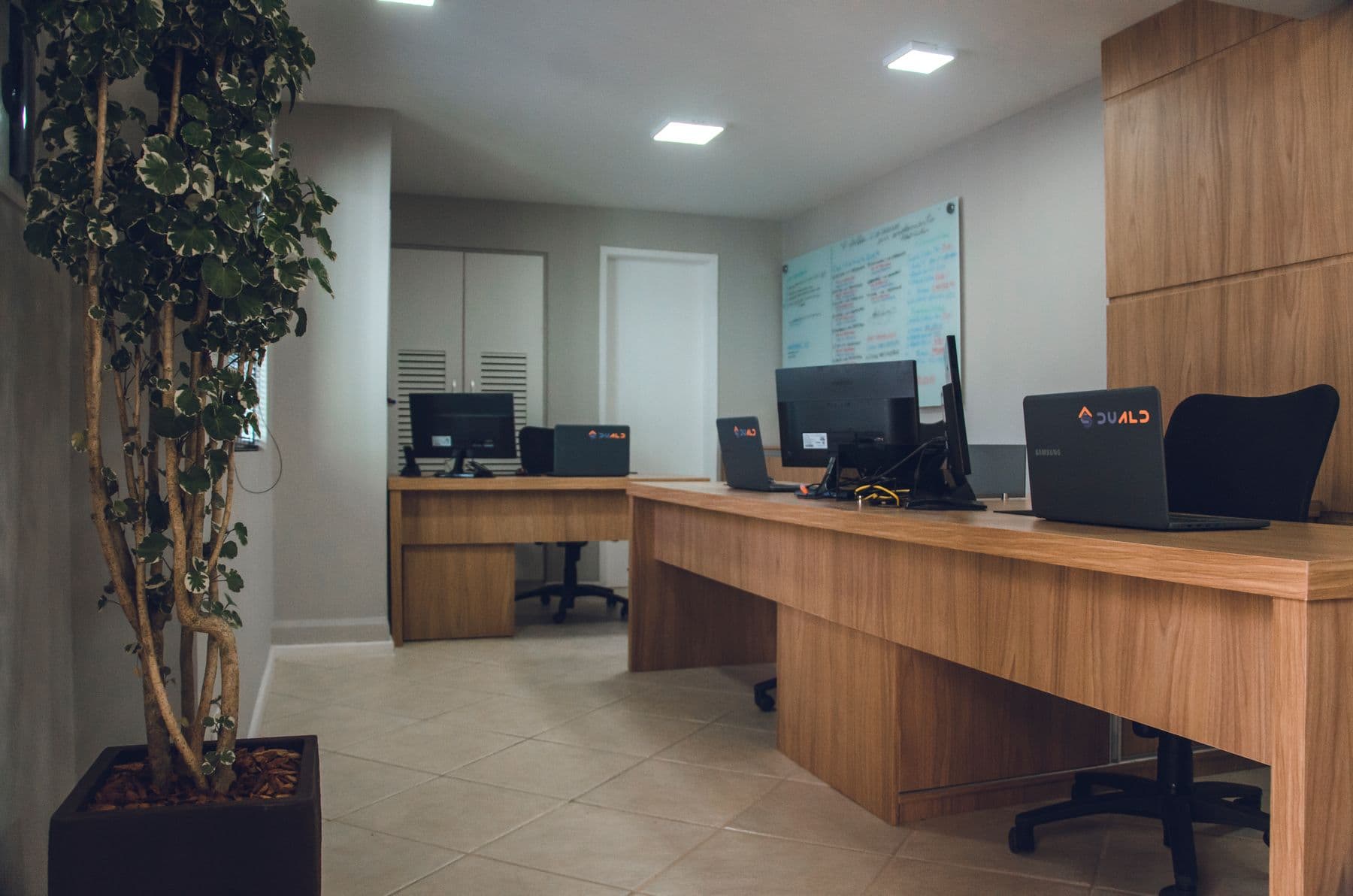 Bureau moderne et ordonné avec pupitres en bois et postes informatiques