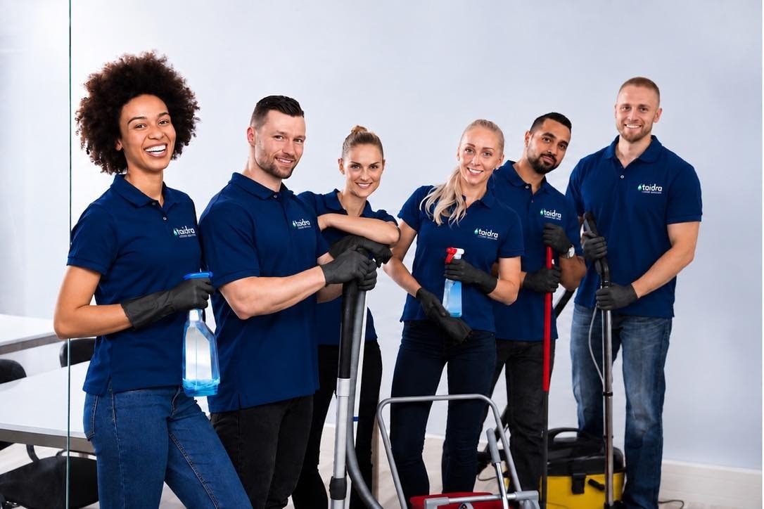 Équipe souriante de Taïdra Cleaning en uniforme marine avec son équipement de nettoyage professionnel