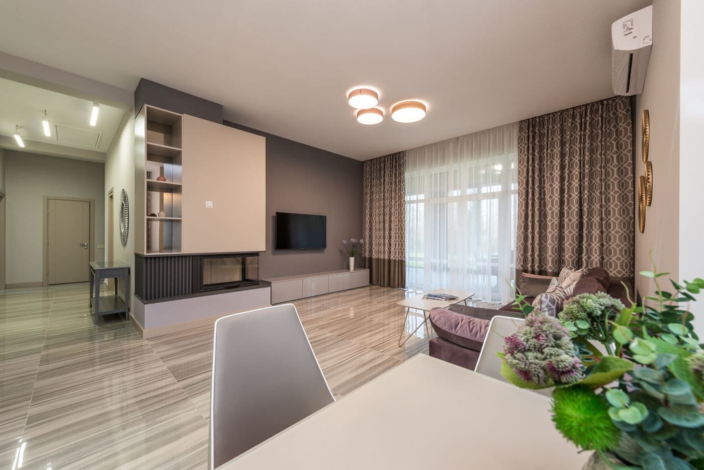 Aire de séjour d’un logement locatif, propre et prête pour les nouveaux locataires