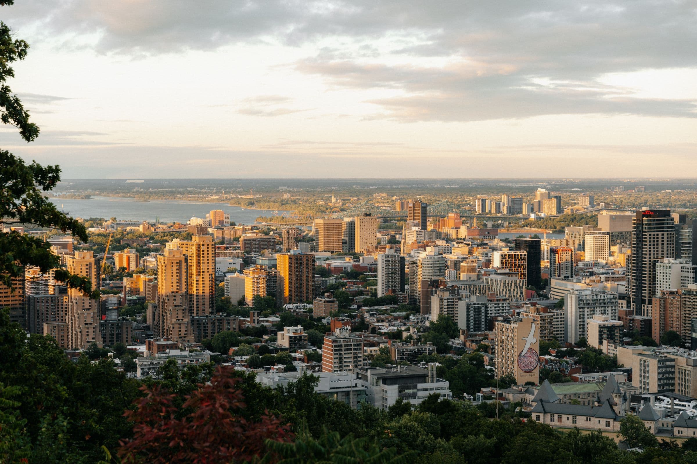 Vue aérienne de Montréal au coucher du soleil