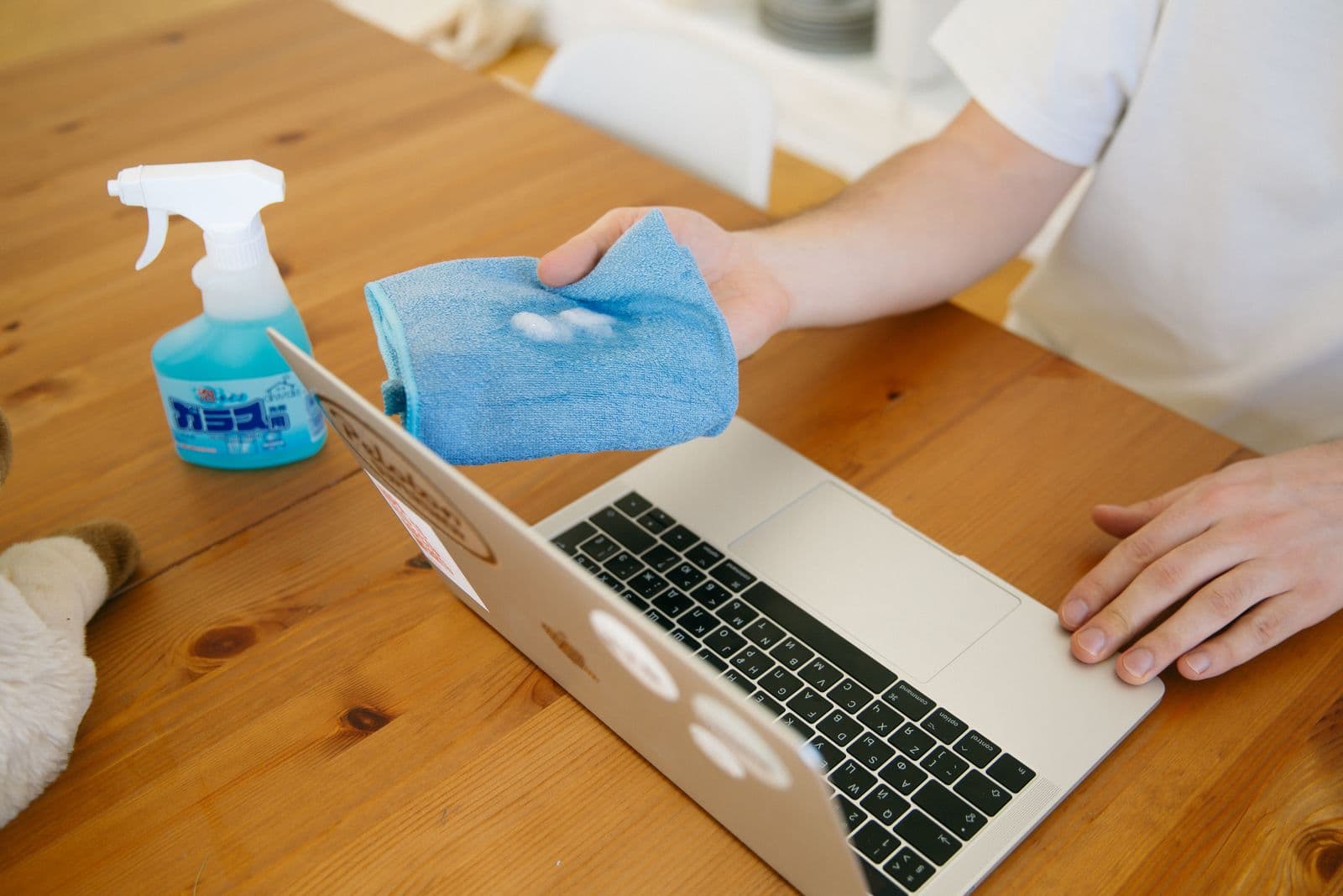 Surface de bureau et ordinateur portable désinfectés au vaporisateur et au chiffon