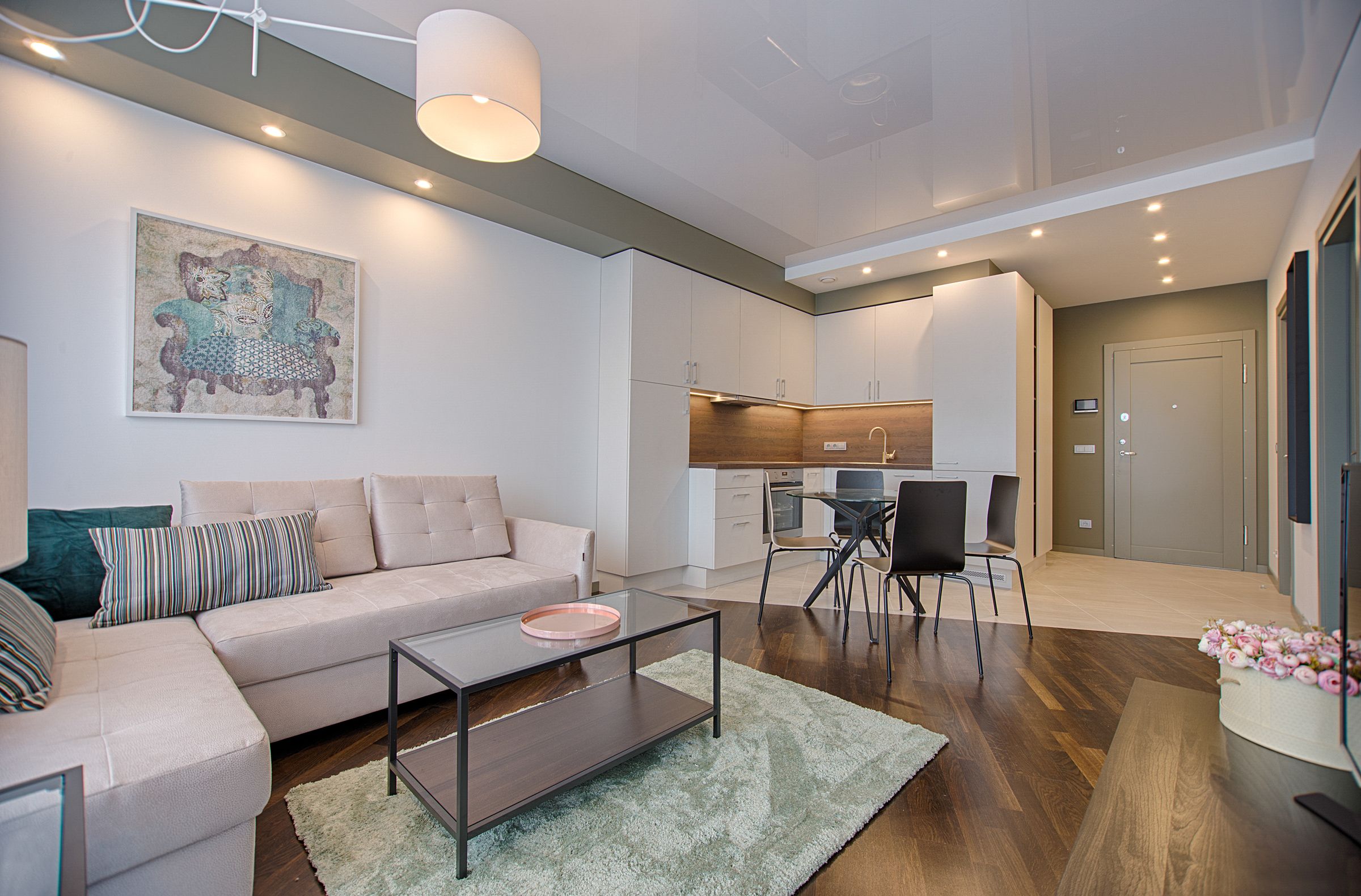 Salon de condo contemporain et lumineux avec cuisine ouverte